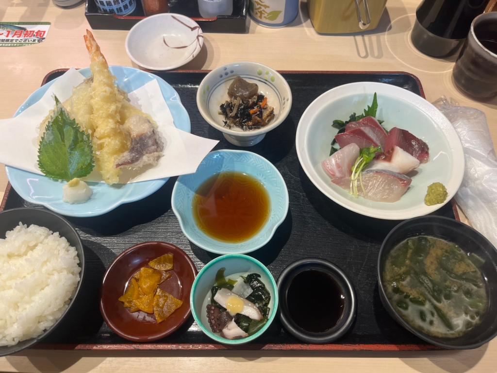 お店近くでランチ