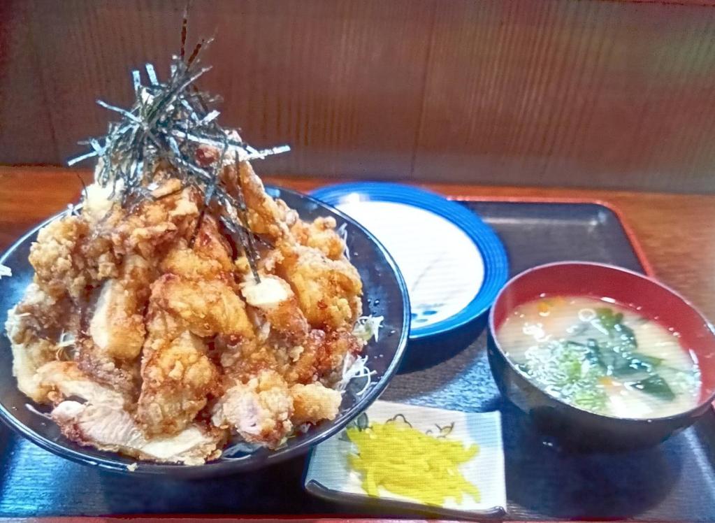 デカ盛りの鶏の唐揚げ丼食べてきました。